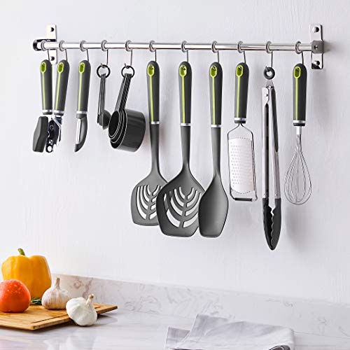 Amazon-Basics-Set-de-17-utensilios-de-cocina-con-mango-suave-de-color-verde-y-gris