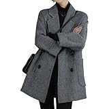 Idéale pour le travail, les sorties entre amis ou les balades hivernales décontractées. Sa coupe cintrée, son style croisé et son revers cranté allient fonctionnalité et élégance, et se porte aussi bien avec des bottes, des talons qu'avec des chaussures décontractées.