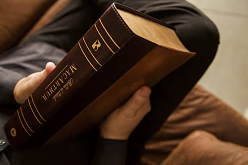 Image of NBLA, Biblia de Estudio MacArthur, Leathersoft, Cafe, Interior a dos colores, Comfort Print (Spanish Edition)