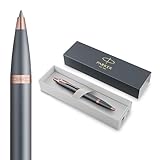 Le stylo bille intègre une pointe à mécanisme clic et la fiabilité de l’encre QuinkFlow pour assurer des lignes fluides et uniformes où que vous écriviez.