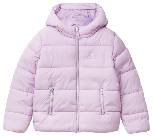 Giubbino finta piuma in nylon, vestibilità over con zip e cappuccio, tasche zip su davanti, chiusura zip e logo patch.