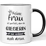 JUNIWORDS Tasse, Keine Frau ist perfekt, aber als Gießerin ist man verdammt nah dran, Schwarz (6351290)