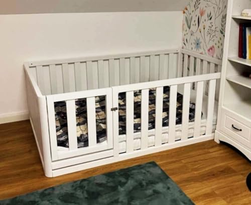 Mandrele - Montessori Bett, Bodenbett mit Türen, Rausfallschutz Bett, Kinderbett, Holzbett mit Bettgestell für Jungen und Mädchen, Laufstall, Laufgitter, 120x200 cm, Weiß