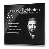 Material: Hochglanz Acryl (wahlweise schwarz oder anthrazit) in versch. Größen 20x20, 26x26 oder 30x30 cm / Stärke 7 mm. Die Gravur wird fein / säuberlich durch einen Industrielaser in weiß graviert. Entgegen der Schieferprodukte ist diese Gedenktafel absolut witterungsbeständig und halten sehr viele Jahre.