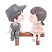 Tomotato Cartoon Sweet Lovers Ornement Résine Baiser Poupées Assis Siège Statue Miniature Couple Figurines Mignon Maison de Poupée DIY Accessoires pour la Fête des Amoureux de Mariage