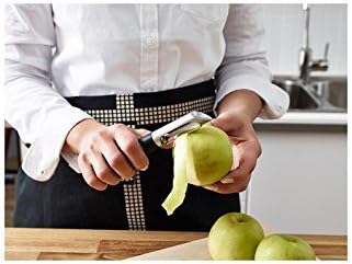 Person using the IKEA 365+ VÄRDEFULL Potato Peeler to peel an apple