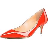 Une paire de chaussures à talons bas intemporelles. Fabriqué à partir de cuir PU avec un bout pointu, leur couleur beige polyvalent signifie qu'ils vont avec à peu près toutes les tenues, de jour comme de nuit.