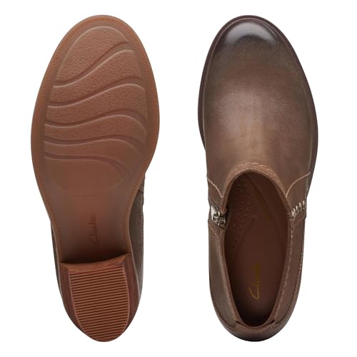 Clarks Women's Modern Chukka Boot2