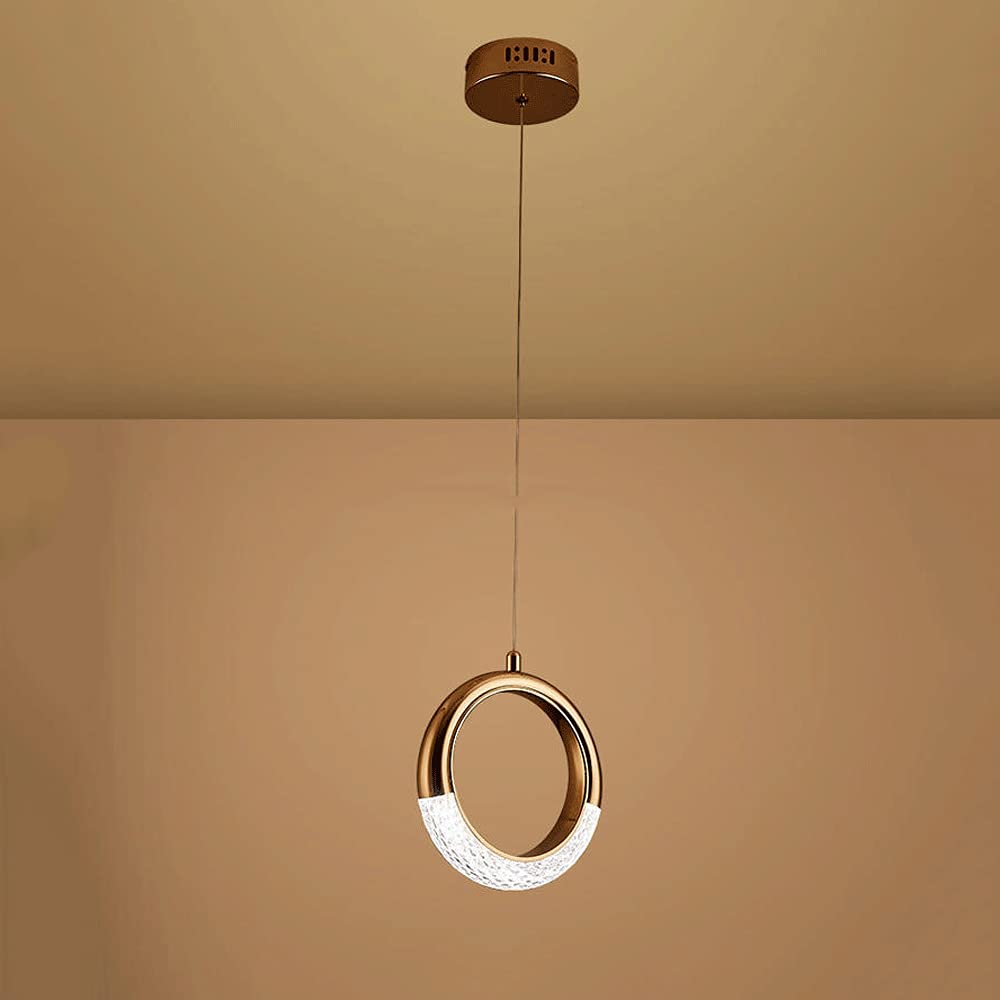 Luces de suspensión doradas para iluminar espacios oscuros con estilo