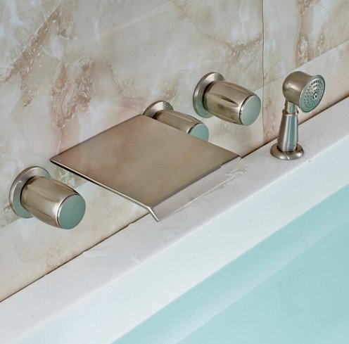 Robinet cascade de baignoire nickel brossé pour une salle de bain style spa