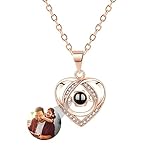 COLLAR DE PROYECCIÓN DE FOTOS PERSONALIZADO: convierta una foto importante en un exclusivo collar de proyección personalizado y use un collar de proyección de fotos personalizado para que lo acompañe todos los días. Puedes convertir la foto de cualquier persona o mascota en un collar de proyección personalizado para sorprenderlo
