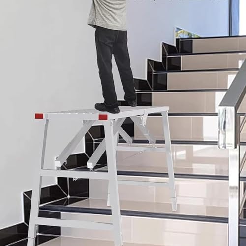 Échafaudage pour escalier à pieds réglables afin de travailler droit sur un sol en pente