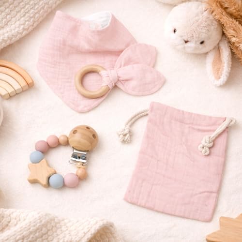 Canastilla Bebé Personalizada con Nombre – Set Regalo Premium de Algodón Orgánico para recién nacido| Babero Bordado, Mordedor muselina y Madera, Chupetero y Bolsita | OEKO-TEX | (Rosa)