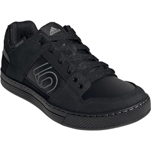 Queste scarpe da mountain bike da uomo a pedale piatto portano una tomaia in pelle al classico