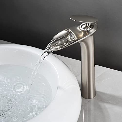 Robinet cascade en laiton brossé doré avec poignée unique pour lavabo chic