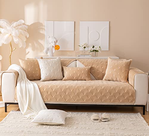 Housse de canapé camel en peluche douce pour un salon chaleureux