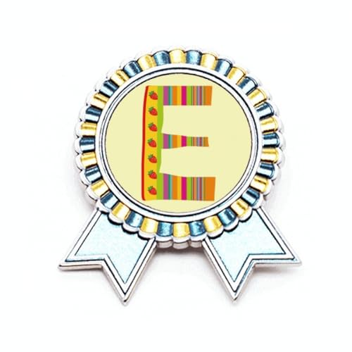 Broche lettre E motif fraises en métal M pour sublimer vos vestes au quotidien