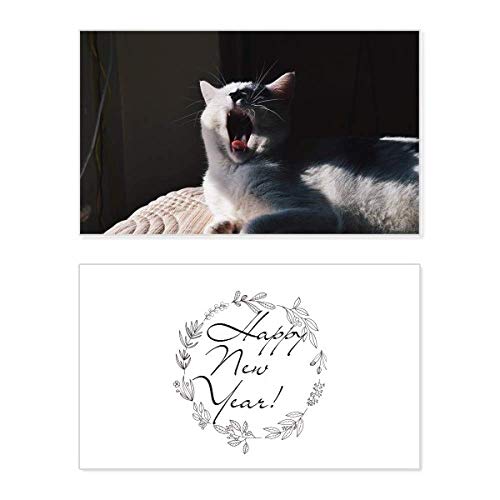 Tarjeta de año nuevo con foto de gato bostezando: el toque tierno para felicitar