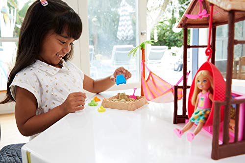 Barbie Chelsea y su cabaña de playa, muñeca con accesorios (Mattel FWV24), Exclusivo en Amazon