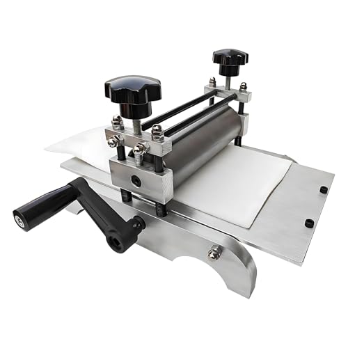 【Regolazione precisa della pressione】La pressa per incisione manuale è dotata di una pressa a rulli regolabile con regolazione de'altezza a vite, che garantisce una distribuzione uniforme della pressione e un trasferimento de'inchiostro uniforme per risultati nitidi di stampa e rilievo su lastre di rame.