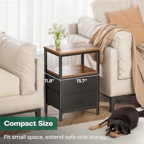 طاولة بجانب السرير مع درج قماشي قابل للتعديل، حامل بجانب السرير لغرفة النوم، طاولة جانبية للتخزين من 3 طبقات لغرفة المعيشة، بني ريفي وأسود (درجين)