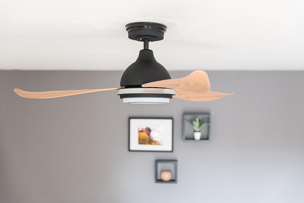 Energooszczędny wentylator sufitowy Pepeo Bayu ze ściemnianym oświetleniem LED, czarny, 122 cm, cichy i wydajny silnik DC, nowoczesny czarny drewniany design, 5 prędkości, pilot zdalnego sterowania