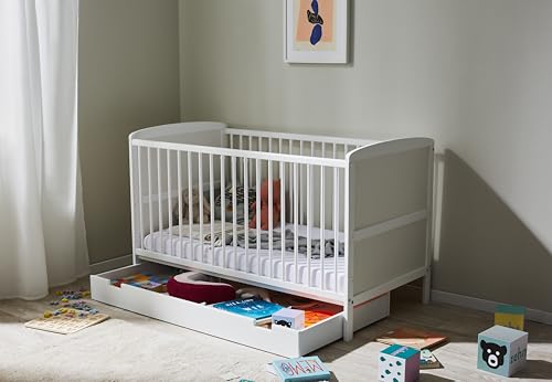Babybett Kinderbett 70x140 mit Schublade Umbaubares Gitterbett höhenverstellbar & herausnehmbare Sprossen optional mit Matratze | weiß Vollholz Kiefer Made in Europe | von Geburt bis 6. Lebensjahr