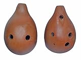Unser Exemplar ist aus dunkler Keramik nach altem chinesischem Vorbild Xun gefertigt. Sie hat 4 Löcher für die Finger, 2 Löcher für die Daumen. Gestimmt ist die Ocarina in C5 bis E6. Mit etwas Übung lassen sich ihr wunderschöne Melodien entlocken.