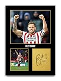 ✯ UN CADEAU QU’ILS VONT VRAIMENT ADORER - Remportez une victoire de classe mondiale avec cette photo imprimée signée de l’une des légendes du football les plus célèbres au monde, Billy Sharp. Un cadeau premium à la fois pour eux et pour vous - au fond des filets !