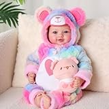 🍭🧸Matériaux de Haute Qualité : Le corps de la bebe reborn est en coton doux et agréable au toucher, pour une sensation de confort optimale. La tête et les membres sont en vinyle durable, résistant aux chocs et indéformable, pour une expérience de compagnie agréable.