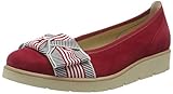 Bei diesem formschönen Schuh der Marke Gabor handelt es sich um ein Modell aus der Kategorie Ballerinas. Diese Damenschuhe in der Farbe Rot überzeugen durch ein klares Design und unterstreichen die aktuelle Schuhmode. Große Schuhe von Gabor lassen sich perfekt mit dem urbanen Modegeist kombinieren und verleihen jedem modernen aber auch einem klassisch-sportivem Outfit den passenden Schliff. Das Außenmaterial bei diesem Modell wurde aus Leder hergestellt, als Innenmaterial wurde Vlies verwendet.