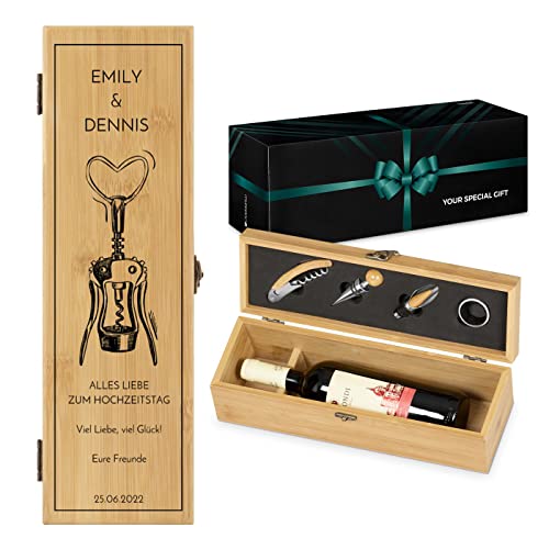 Maverton Weinbox für 0,7L Weinflasche - Wein Holzbox personalisiert + 4er Weinzubehör - Weinset Weinkiste - aus Bambus - Braun - Geschenk zur Hochzeit Paare - Flaschenöffner