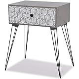 La gran mesa es ideal para exhibir objetos decorativos, marcos de fotos o incluso plantas, mientras que los tres cajones ofrecen un amplio espacio para colocar todo tipo de elementos pequeños organizados y al alcance.Gracias al material de MDF de alta calidad y las patas de acero fuertes, esta mesita de noche es muy resistente y duradera