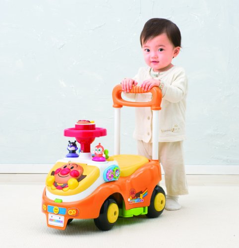 室内の安全な環境で遊ぶ赤ちゃん用乗り物玩具