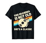 Photo Gallery this grandma is not old shes a classic retrò birthday vinyl maglietta Photo Gallery this grandma is not old shes a classic retrò birthday vinyl maglietta