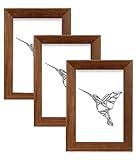 LIEFERUMFANG: In einem sorgfältig verpackten Paket erhalten Sie 3 Stück braun 10x15 cm Bilderwand Set mit Rahmen. Das Fotowand mit Klammern besteht aus einem Holzlattenrost, Acrylglas, einer HDF-Platte, einem Ständer und einem Haken zum Aufhängen. Wir legen Wert auf eine ökologische Lebensweise, weshalb wir den Bilderrahmen Galerie keine Papiereinlagen beilegen, die weggeworfen würden. Wir schützen der Ramen Set mit Luftpolsterfolie, damit Sie sie in perfektem Zustand erhalten.