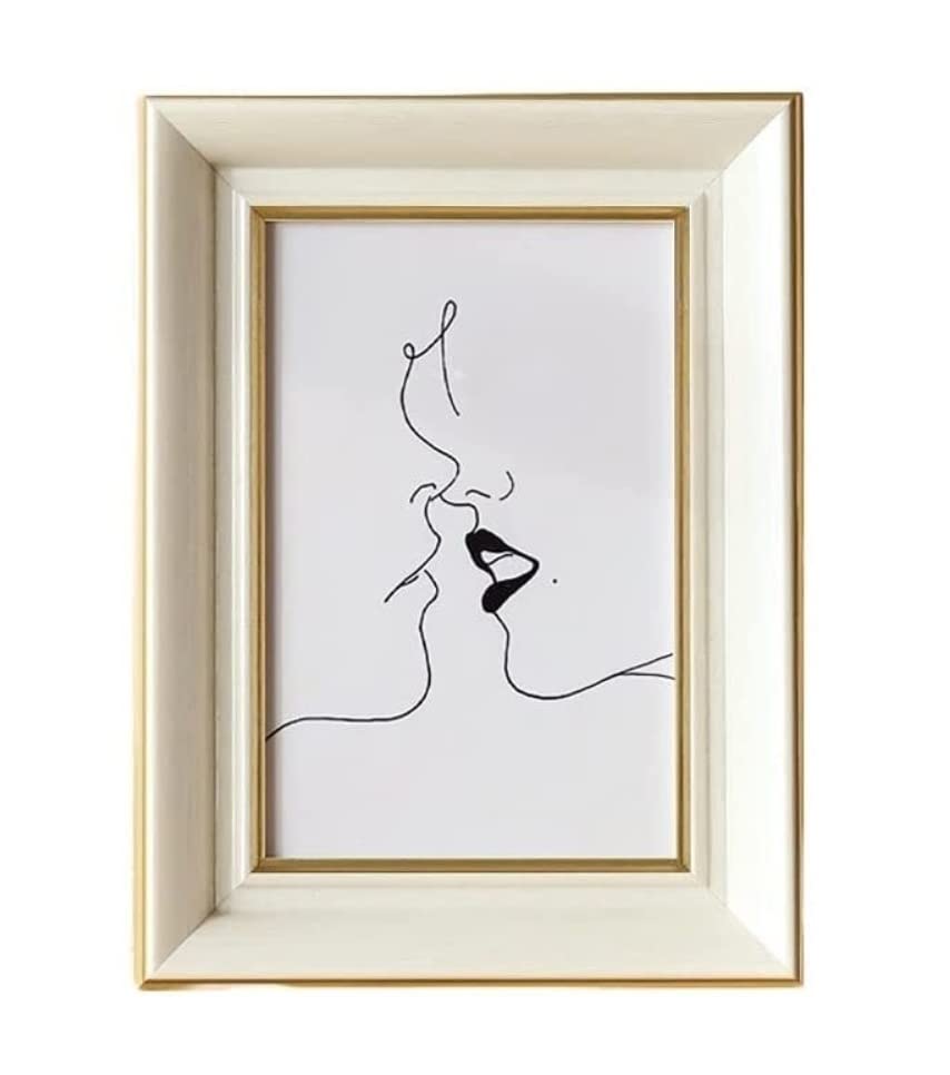 Decoración de pared con fotos y láminas usando el marco rectangular de madera para estudio