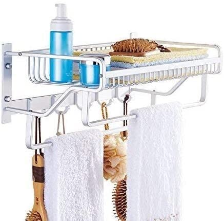 Panier suspension à couches et porte-serviette pour organiser une petite salle de bain familiale