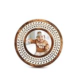 El marco está meticulosamente fabricado con madera de mango de origen sostenible, conocida por su durabilidad y patrones de grano distintivos, asegurando que cada pieza sea única.