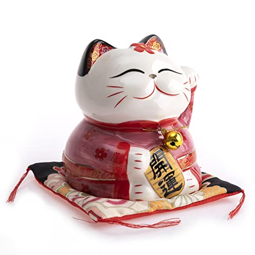 Dipinto a mano - Realizzato in porcellana, questo Maneki Neko incarna fedelmente la tradizione giapponese. Decorato con motivi classici come fiori di ciliegio, ideogrammi e simboli asiatici che sono sinonimo di felicità e prosperità, questa statuetta poggia elegantemente su un cuscino rosso, garantendo così il suo comfort. Le sue dimensioni sono 13 x 11 x 11 cm.