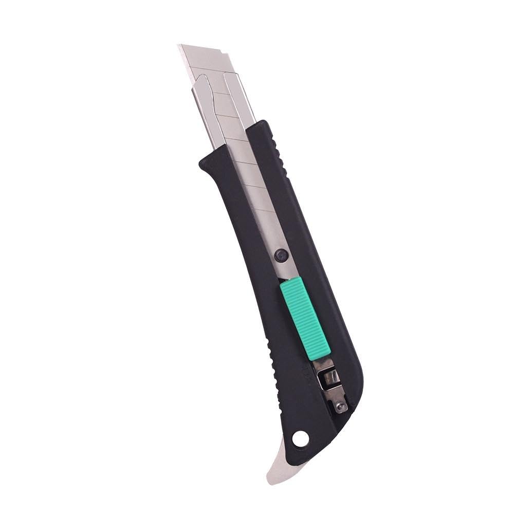 Cutter retráctil de 18 mm en elegante negro. Ofrece precisión y seguridad con su bloqueo, diseño ergonómico y guía de acero inoxidable. Compacto: 1,8x16,5x5 cm para uso cómodo.