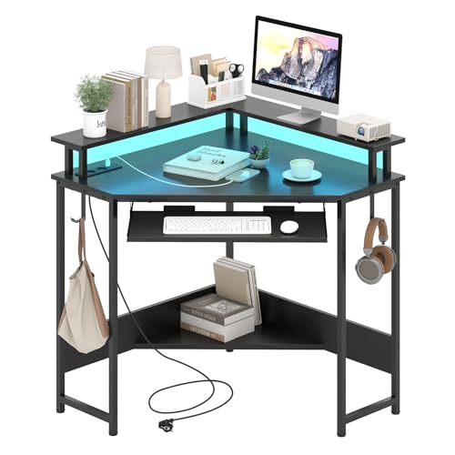 COSTWAY Scrivania per Computer, Scrivania Gaming Triangolare con Stazione di Ricarica, LED, Vassoio per Tastiera e Supporto per Monitor, 80 x 80 x 88 cm, Desk Salvaspazio con Ganci e Scaffale (Nero)