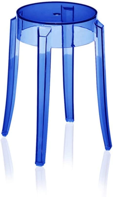 Sedia trasparente: reinventa i tuoi dintorni con la silhouette iconica e il design trasparente di uno sgabello da bar moderno chic utilizzato per ispirare un ambiente di pranzo o lavoro visivamente pulito e creativo.