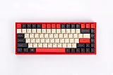 【PBT Dye-Sub Tastenkappen】 Die Tastenkappen von KC84 SP verwenden 85% PBT mit kontrastreichen, gefärbten Legenden, die in der Regel länger halten als ABS-Äquivalente. Die Dye-Sub PBT-Tastenkappen des KC84 SP verbessern die allgemeine Haltbarkeit mit Wasser- und Staubbeständigkeit.