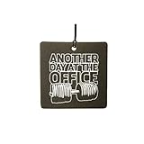 Verpackt in einer Tüte aus Polypropylen. Die Größe des Lufterfrischers beträgt ungefähr 75 mm x 75 mm.