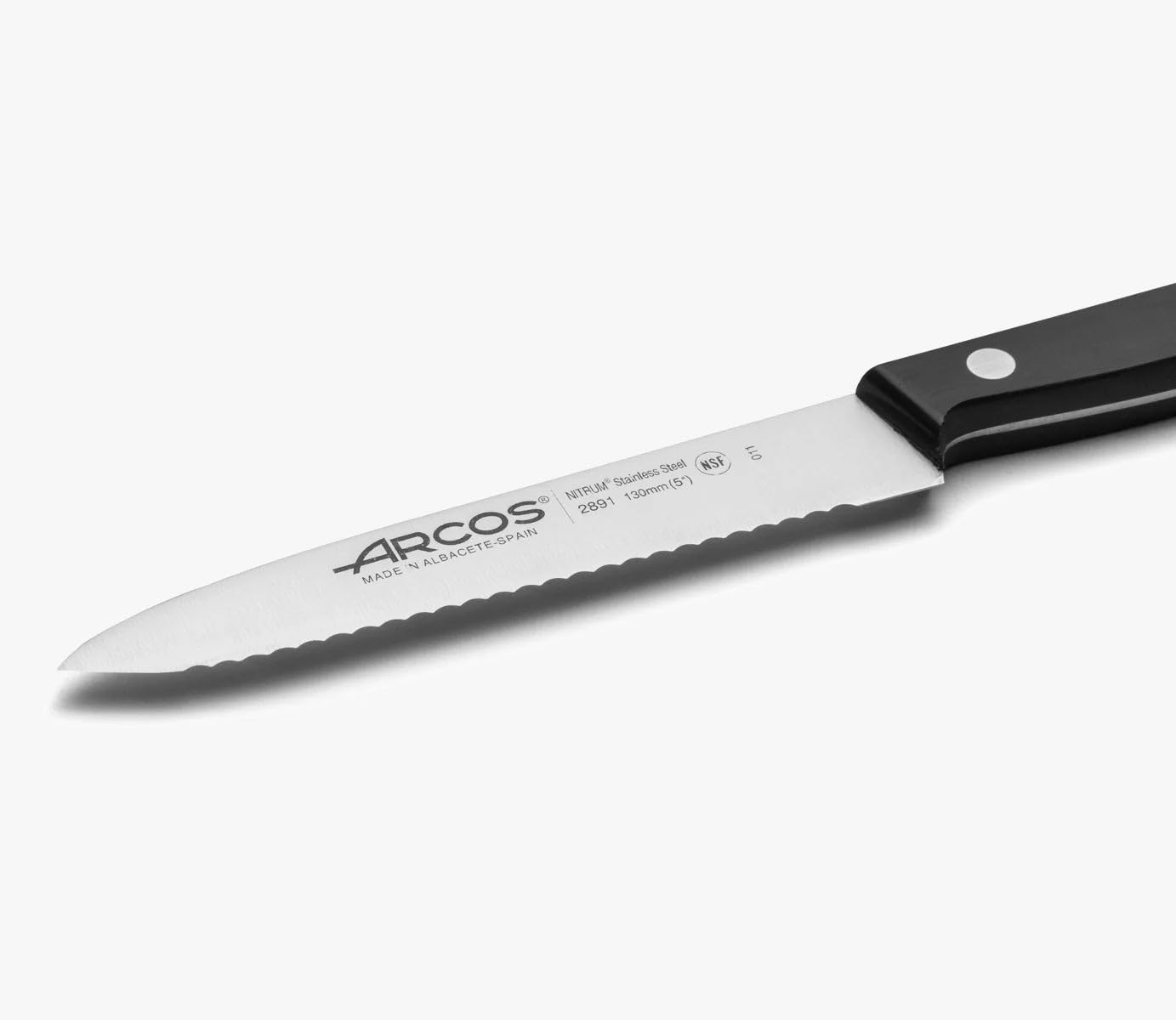 ARCOS Nożyce do parzenia i ze stali. Ząbkowany nóż do pomidorów do cięcia i siekania. Ergonomiczna rękojeść z i ostrze o długości 130 mm. Seria Uniwersalna. Kolor czarny.