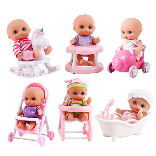 deAO Colección de Muñecas Bebé Tamaño Mini (13cm) y Accesorios a Medida Conjunto Incluye 6 Muñecas Variadas, Trona, Carrito, Bañera, Andador, Correpasillos Y Balancín