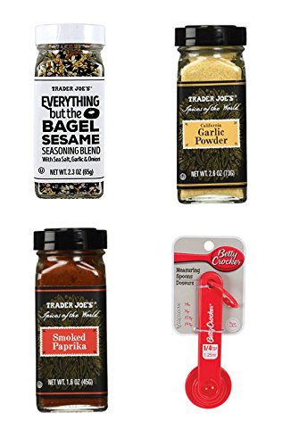 Trader Joe's Everything But The Bagel Sesame Seasoning, ajo en polvo, pimentón ahumado y cucharas medidoras