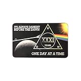 Estos regalos de sobriedad están hechos de acrílico y son del tamaño de una tarjeta de crédito. Miden 2 x 3 pulgadas y son aproximadamente tan gruesas como un cuarto de Estados Unidos.