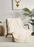 Polyvalent et fonctionnel : disponible en plusieurs tailles (130 x 160 cm, 160 x 220 cm et 220 x 240 cm), parfait comme couverture de canapé, de fauteuil ou de lit.